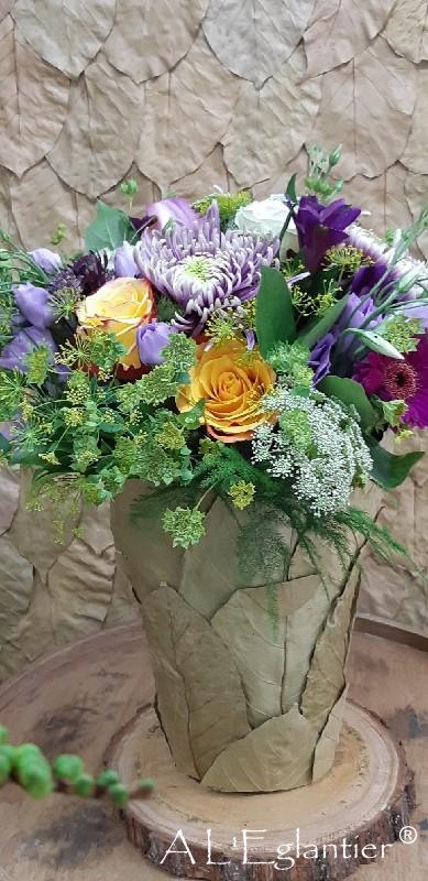 Bouquet deuil sur vase de feuilles montées en  ecailles grande taille 2