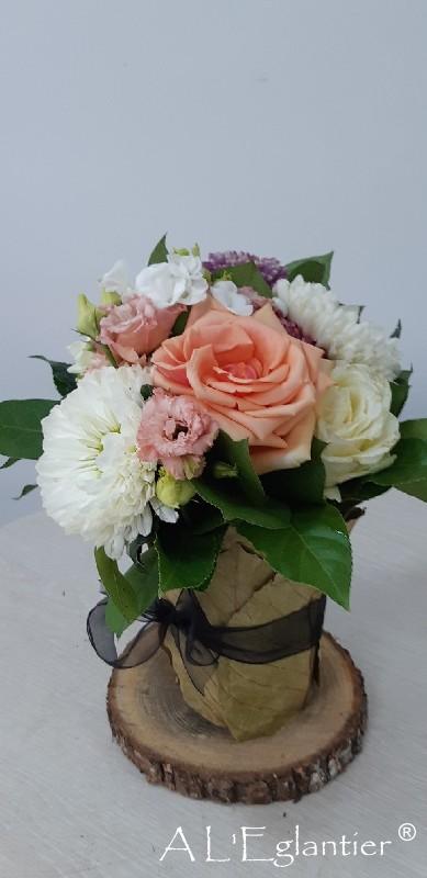 Bouquet rond et son vase de feuilles