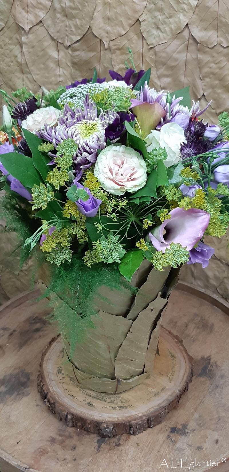 Bouquet deuil sur vase de feuilles montées en  ecailles grande taille