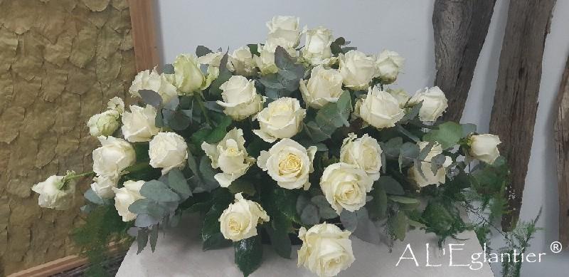 Coussin de roses blanches