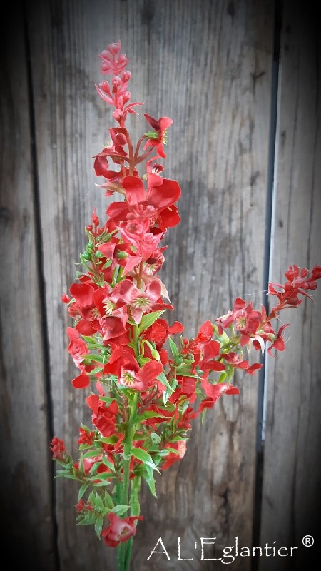 Branche de mini fleurs rouges